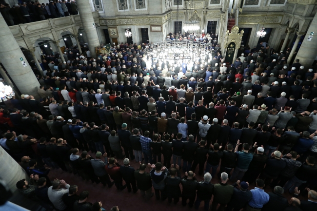 Berat Kandili'nde camiler doldu taştı
