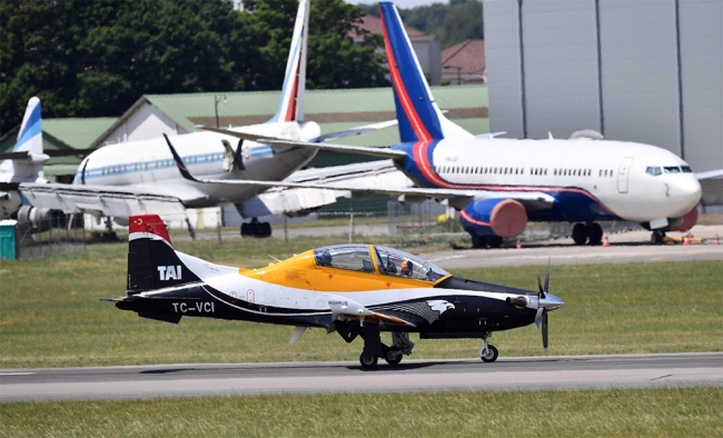 Hürkuş Paris Air Show'da gösteri yaptı