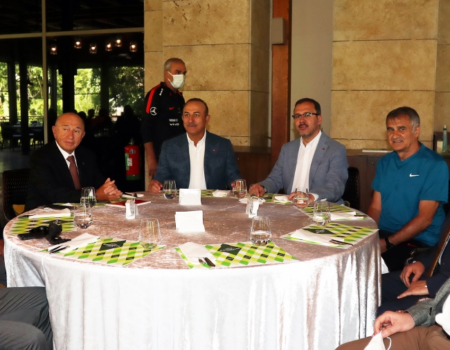 Bakan Kasapoğlu ve Bakan Çavuşoğlu'ndan millilere ziyaret