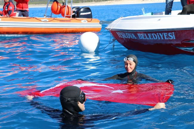 Şahika Ercümen Salda Gölü'nde 65 metreye dalarak rekor kırdı