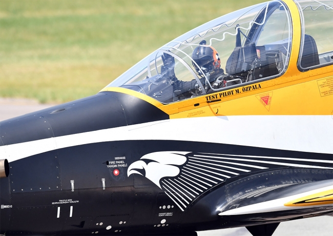 Hürkuş Paris Air Show'da gösteri yaptı