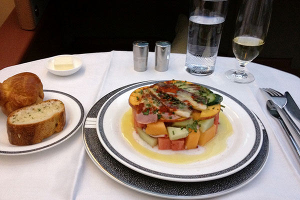 İşte hava yolu firmalarının 1. ve ekonomi sınıfı yemekleri