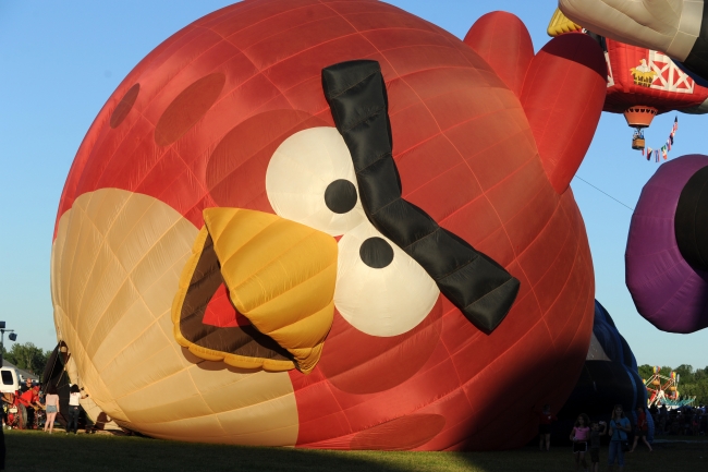 Rengarenk balonlar gökyüzünde