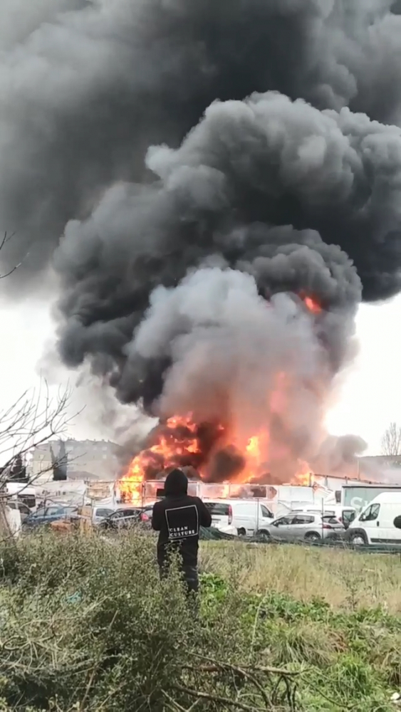 Ataşehir'de geri dönüşüm deposunda çıkan yangın söndürüldü