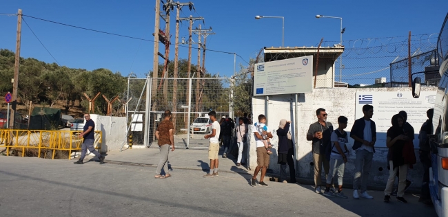 Sessiz ve gergin şekilde yaşamın devam ettirilmeye çalışıldığı Midilli Adası'ndaki Morya mülteci kampı.