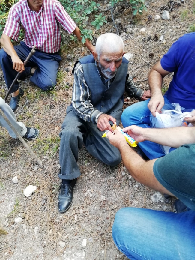 AFAD ekipleri ormanda bulunan Emin dedeyi sırtında taşıdı