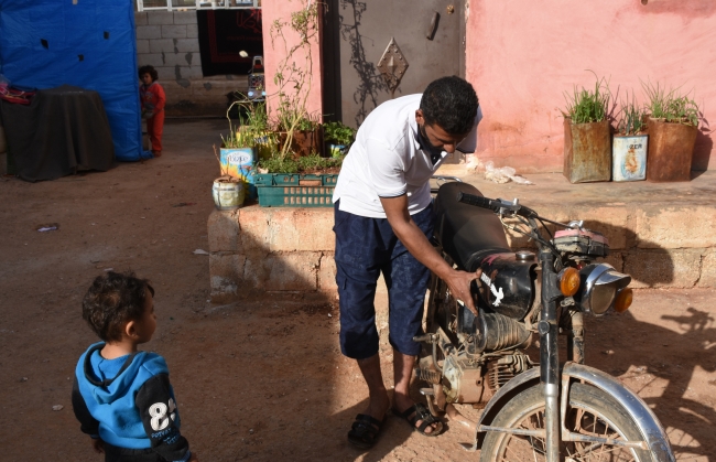 Suriye'deki savaştan kaçan aileler hayata tutunmaya çalışıyor