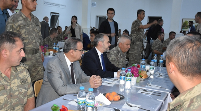 Bakan Kılıç, Mehmetçik'le sahur yaptı