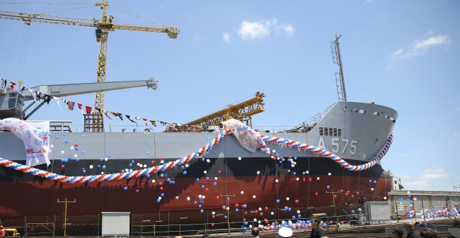 Donanmanın yeni göz bebeği denizle buluştu