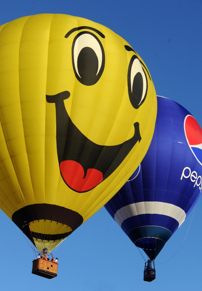 Rengarenk balonlar gökyüzünde