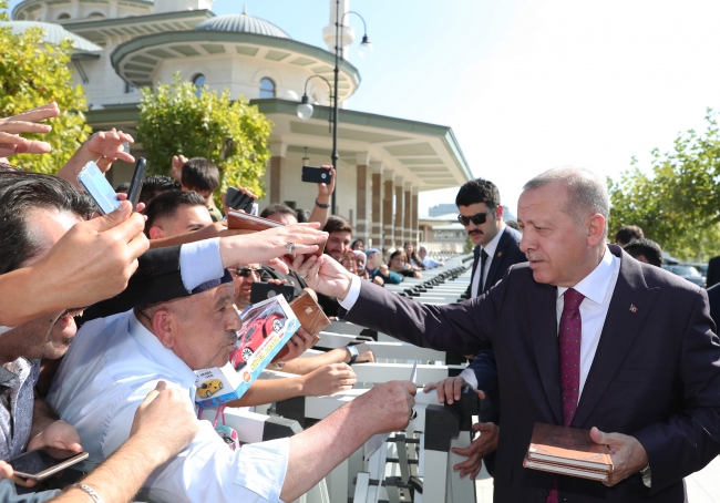 Cumhurbaşkanı Erdoğan cuma namazı sonrası vatandaşlarla sohbet etti