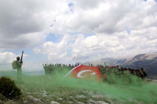 Firari askerleri 300 komando arıyor