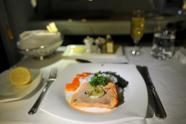 İşte hava yolu firmalarının 1. ve ekonomi sınıfı yemekleri