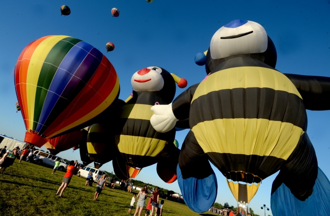 Rengarenk balonlar gökyüzünde