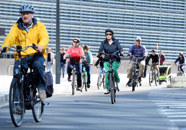 Brüksel'de cadde ve sokaklar yayalar ve bisikletlilere kaldı