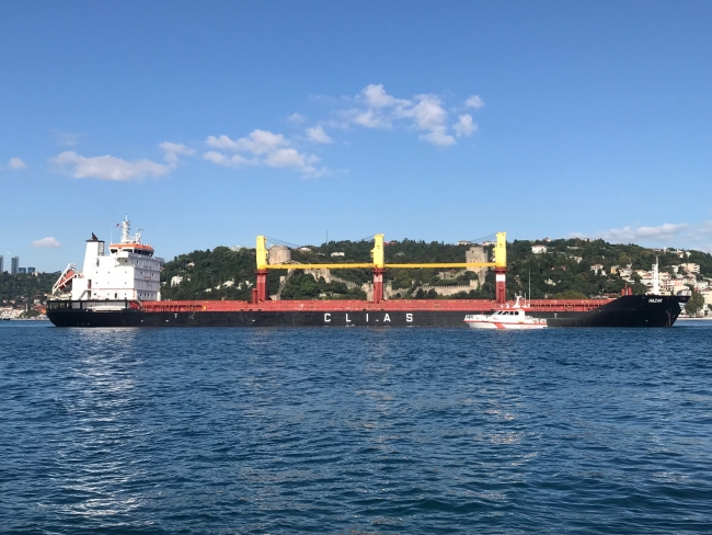 Yalılara doğru sürüklenen gemi son anda durdu