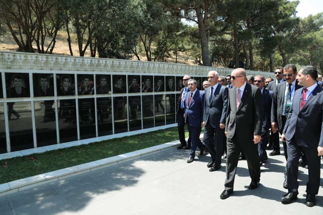 Cumhurbaşkanı Erdoğan'dan Aliyev'in kabrine ve şehitliklere ziyaret