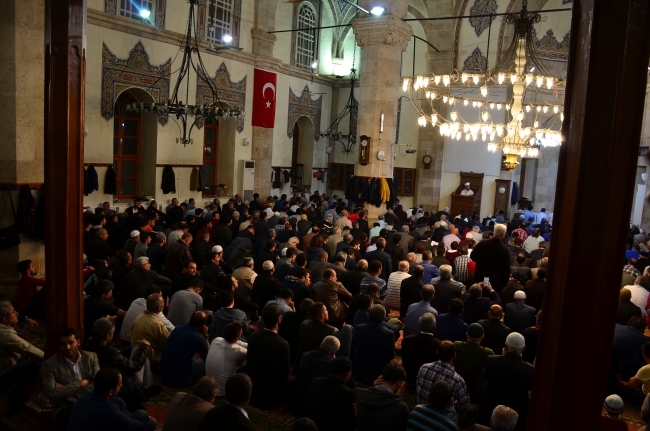 Berat Kandili'nde camiler doldu taştı