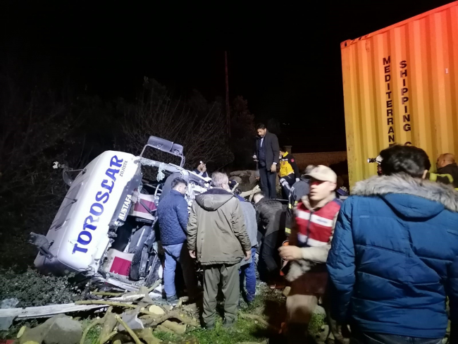 Hatay'da tırın arkadan çarptığı traktör sürücüsü ağır yaralandı