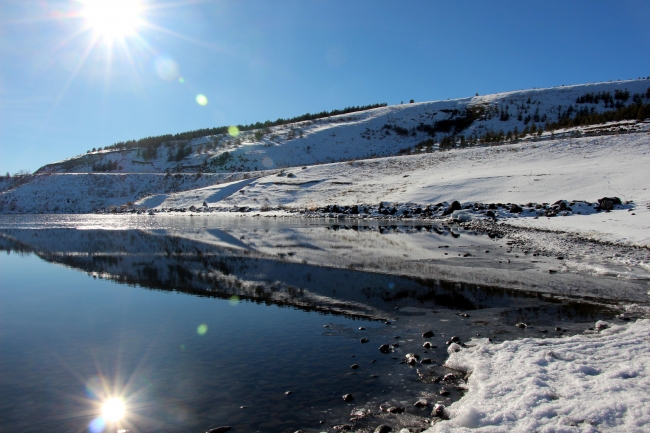 Buzla kaplanan Çıldır Gölü büyülüyor