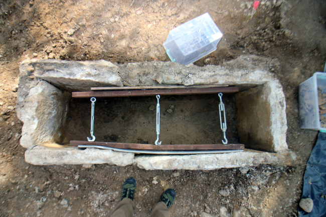 Lahit mezarda 'Hermes' figürlü yüzük bulundu