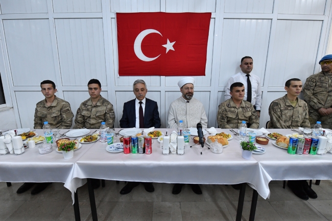 Diyanet İşleri Başkanı Erbaş, Mehmetçiğe akşam namazını kıldırdı