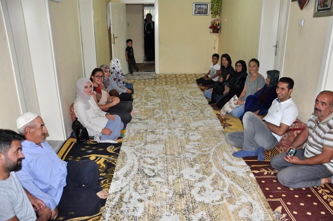 Şemdinli'de öğretmenler çiçeklerle karşılandı