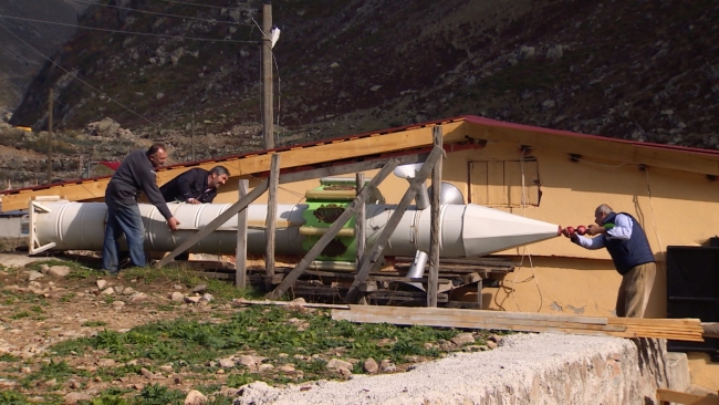 Rize'de yaylacılar çığa karşı mobil minare yaptı