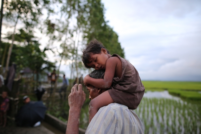 Arakanlı Müslümanlar Bangladeş sınırına kaçıyor