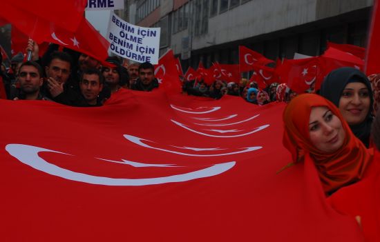 Batman'da 'Teröre Lanet Kardeşliğe Davet' yürüyüşü