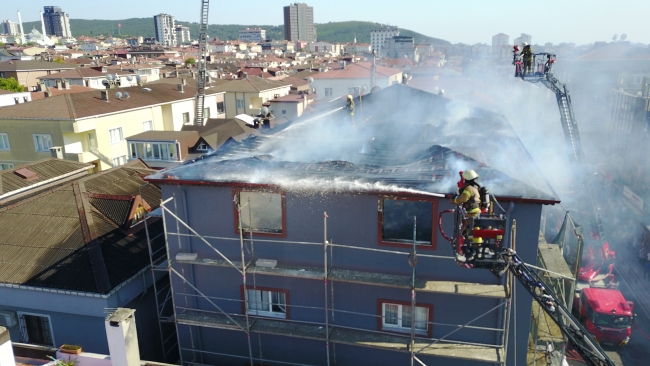 İstanbul'da binanın çatısı alev alev yandı