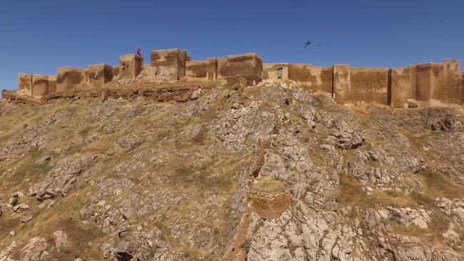 Bayburt Kalesi'nde tarihi kalıntı ve eserlere ulaşıldı