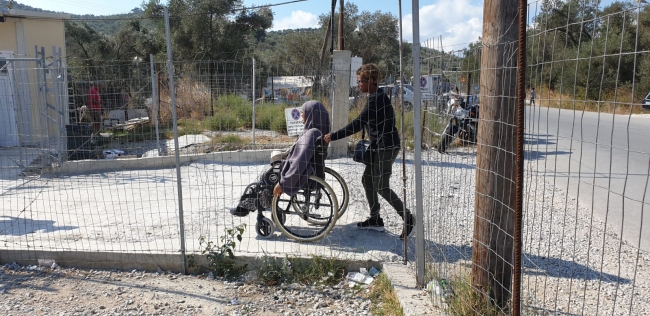 Kaçakçılar aracılığıyla gelen göçmenler arasında bedensel engelli olanlar da var. Onlar da daha iyi bir yaşam için botlarla denizden Yunanistana kaçtı. Şimdi Yunanistan'dan daha bir yasama geçmenin hayalini kuruyorlar.