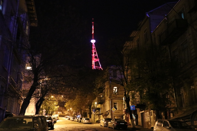 Tiflis Kulesi Türk bayrağının renkleriyle ışıklandırıldı