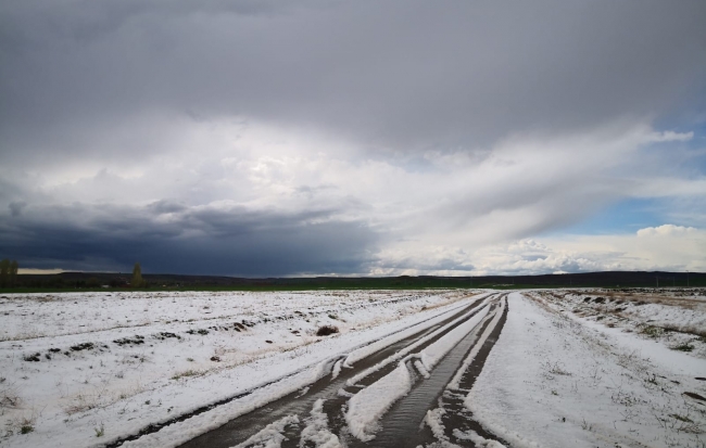 Kırşehir'de tarım arazilerini sağanak ve dolu vurdu