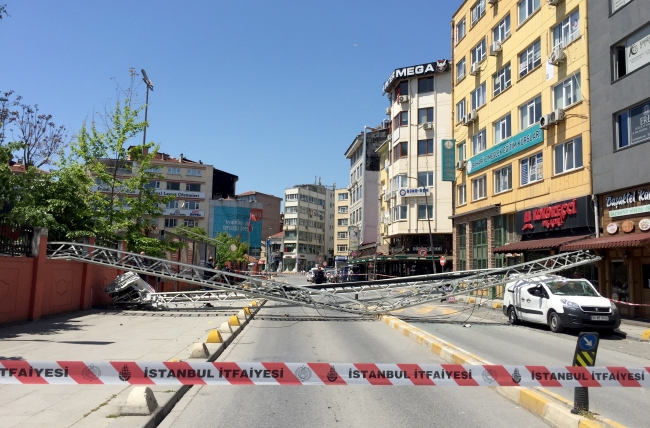 Kadıköy'de itfaiye merdiveni devrildi