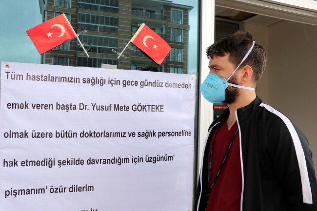 Tartıştığı doktordan pankartla özür diledi