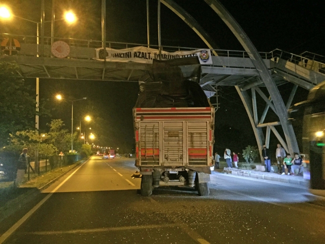 Tırın açık kalan damperi üst geçide çarptı