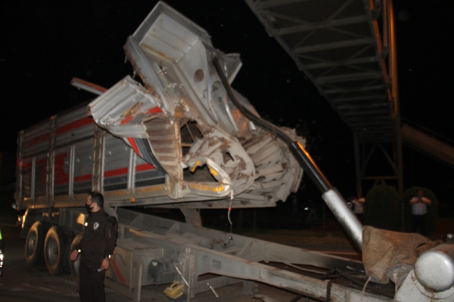 Tırın açık kalan damperi üst geçide çarptı