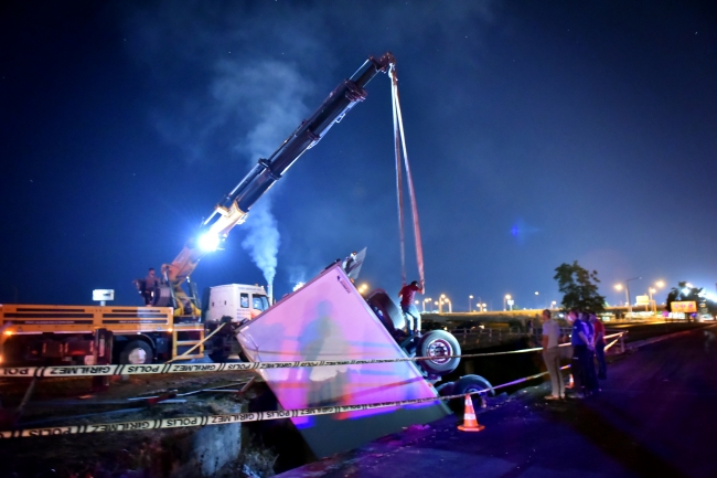 Tır üst geçitten yük treninin üzerine düştü