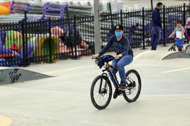 İstanbul'da gençler ve çocuklar yeniden sokağa çıktı