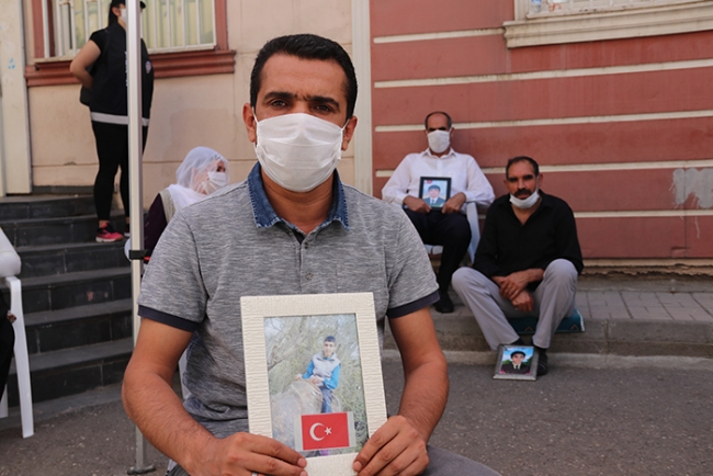 Sur ilçesinden 5 yıl önce 15 yaşında dağa kaçırılan oğlu Özkan için oturma eylemi yapan baba Süleyman Aydın.