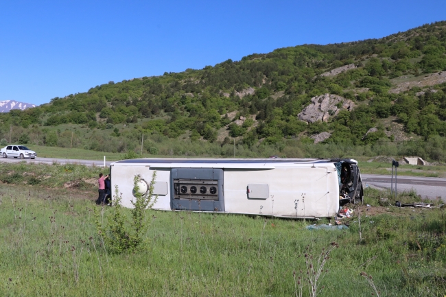 Erzincan'da yolcu otobüsü devrildi: 19 yaralı