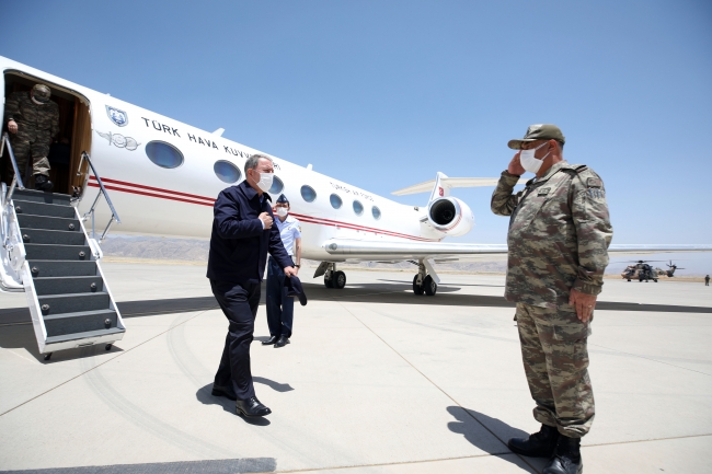 Bakan Akar ve komuta kademesi sınır bölgesinde