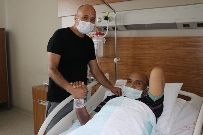 Karaciğer yetmezliğiyle mücadele eden Yüksel Kaya, oğlu Talip Kaya'dan yapılan doku nakliyle sağlığına kavuştu. Fotoğraf: AA