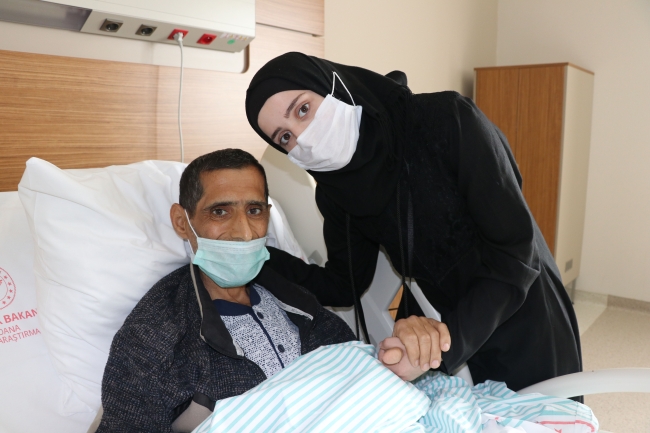 Suriyeli Omar Sabi, Adana Şehir Eğitim ve Araştırma Hastanesinde gerçekleştirilen başarılı operasyonla 20 yaşındaki kızı Doğa'dan yapılan nakille sağlığına kavuşmanın mutluluğunu yaşıyor. Fotoğraf: AA