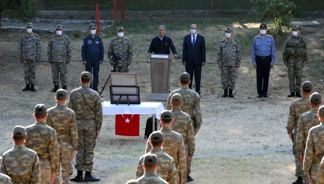 Bakan Akar 'hudut kartallarıyla' bayramlaştı