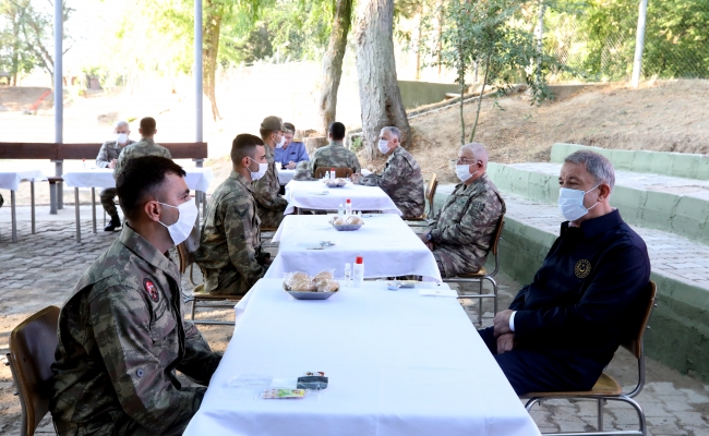 Bakan Akar 'hudut kartallarıyla' bayramlaştı