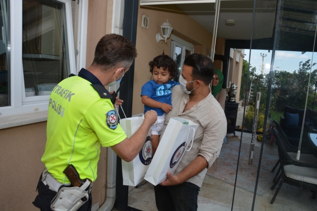 Polis maketine sarılan minik Ertuğrul'a sürpriz