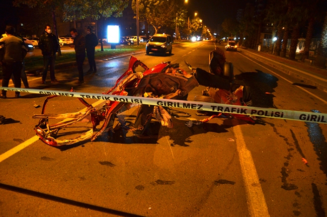 Ağaca çarpan otomobil parçalara ayrıldı